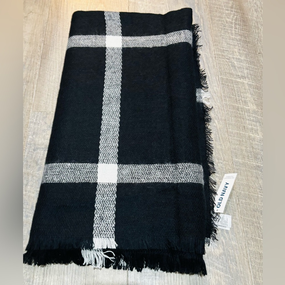 Old Navy Scarf | BLK /WHITE | 193 X 99 cm |
OS